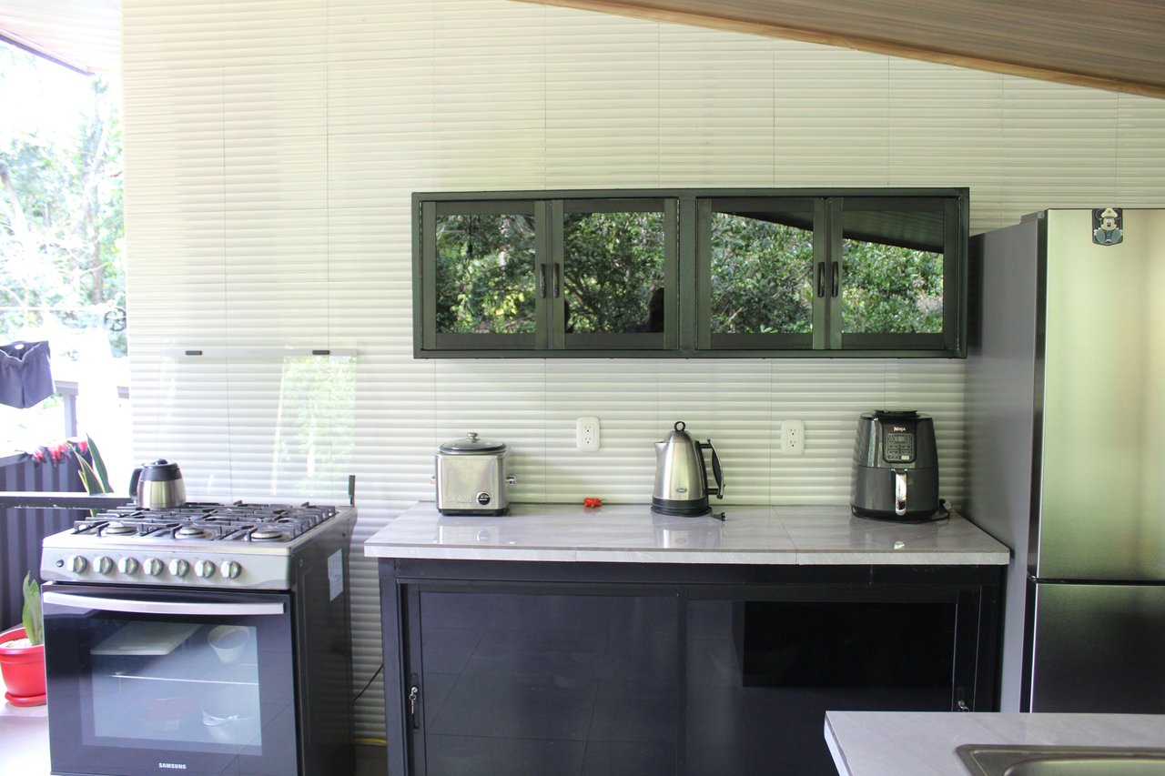 Spacious 2 Bedroom Minutes to the Beach