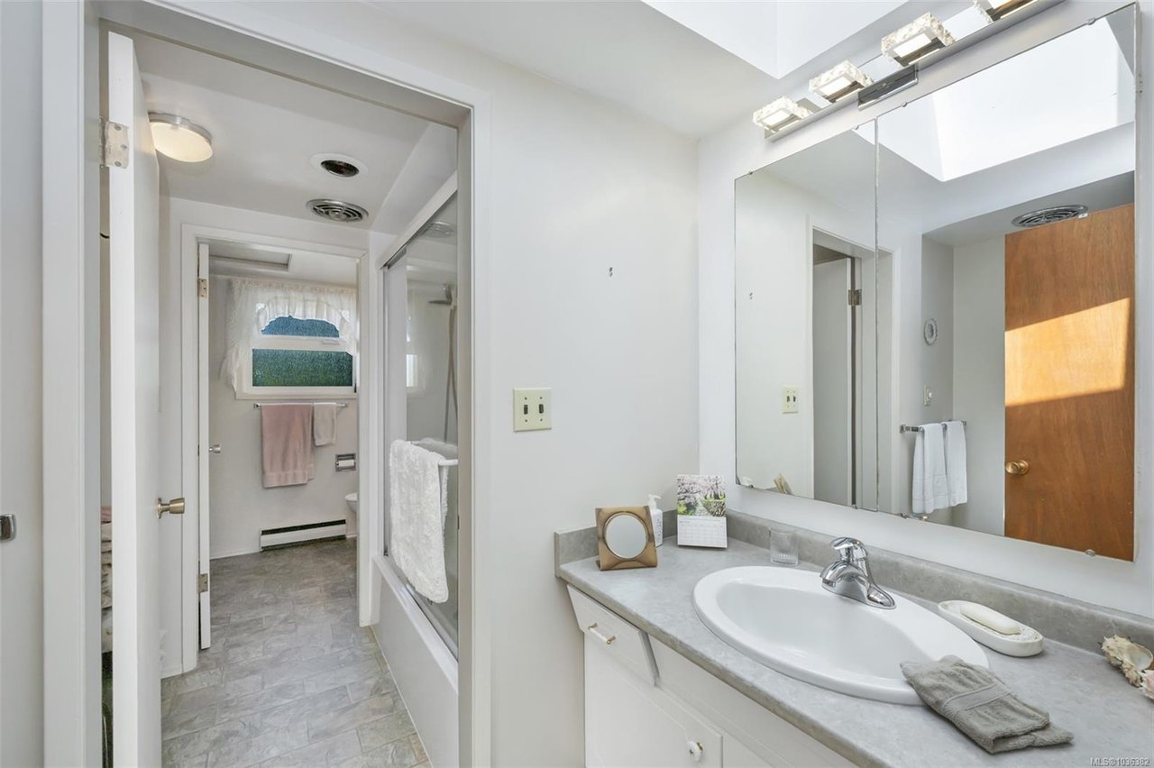 989 Abbey Rd, Saanich