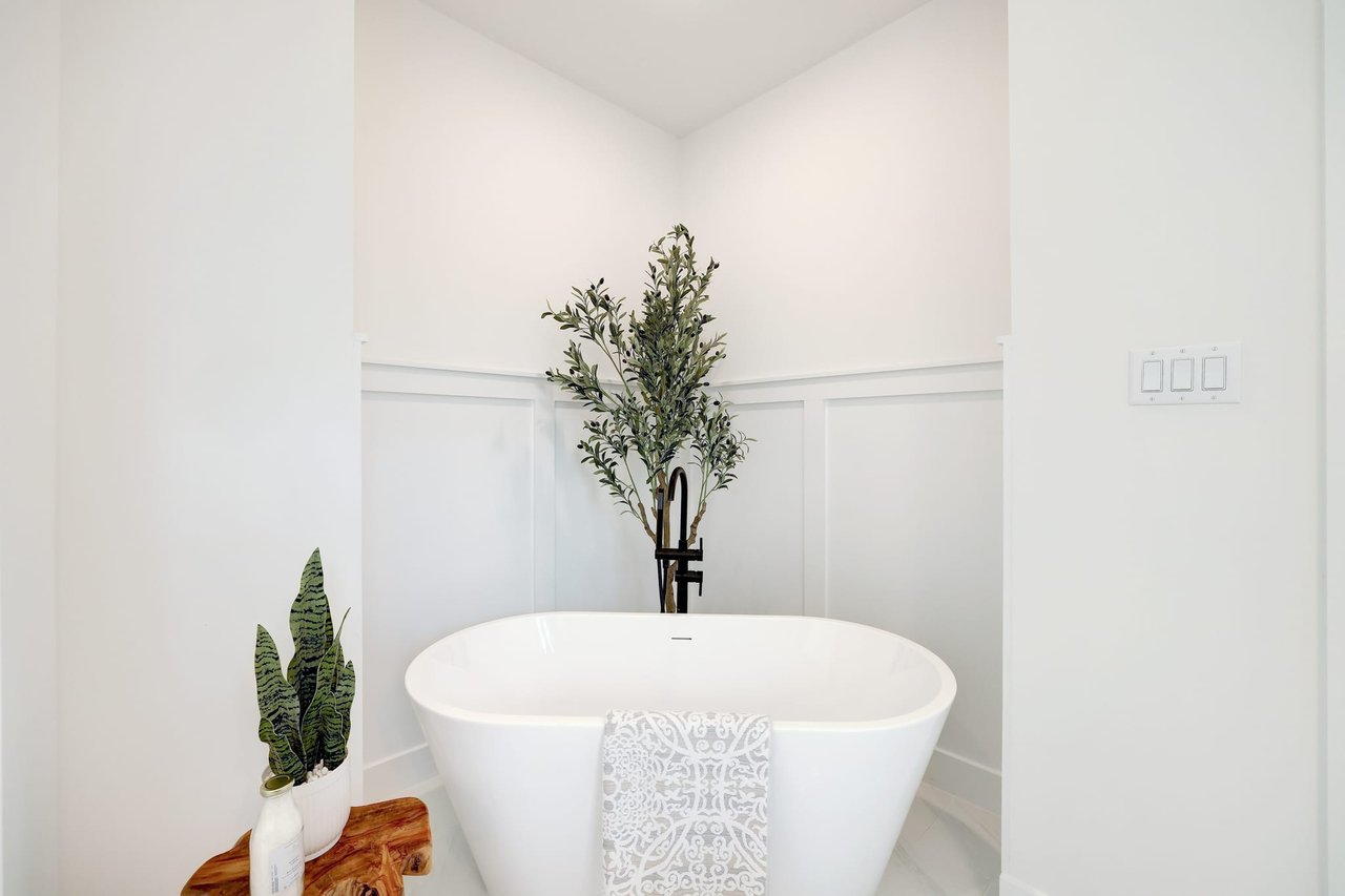 Montridge home bathtub 