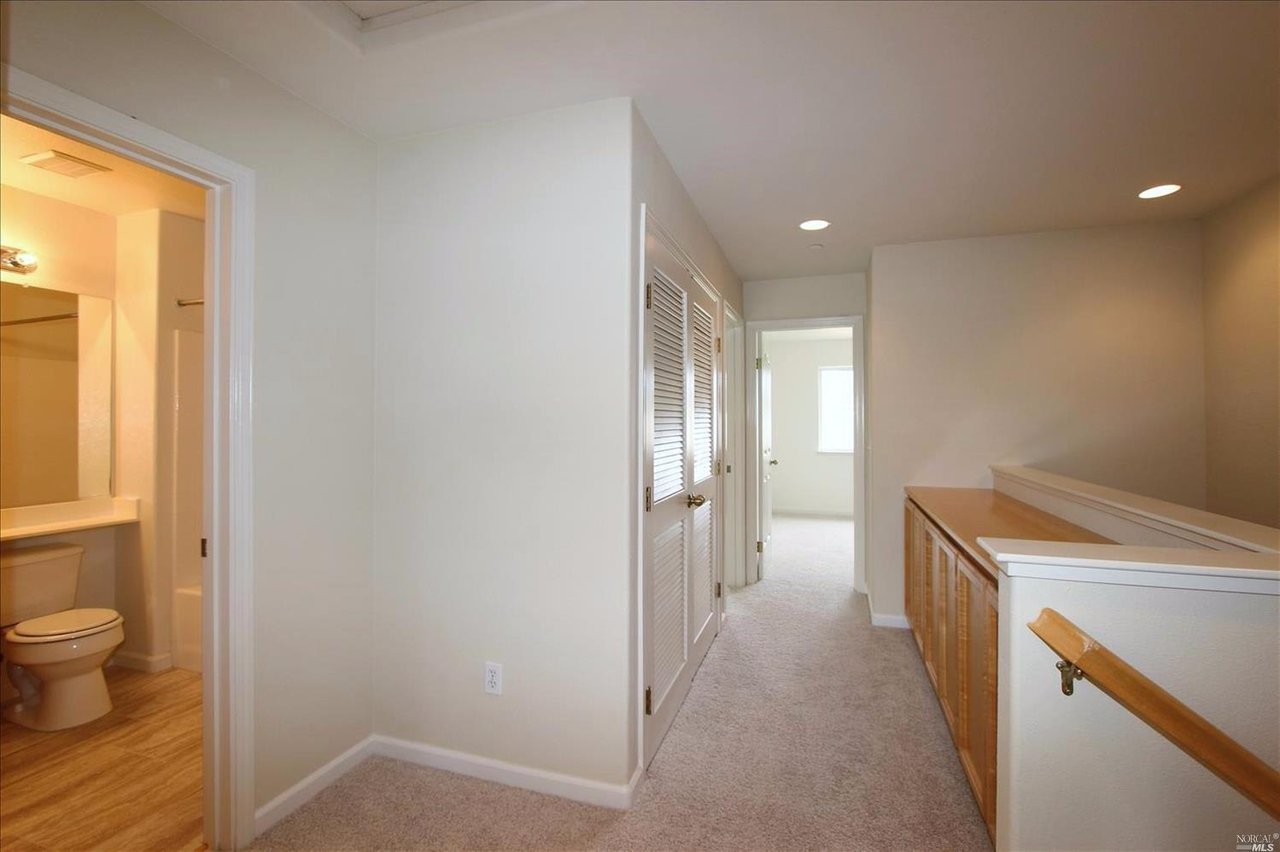 2525 Edgewater Dr