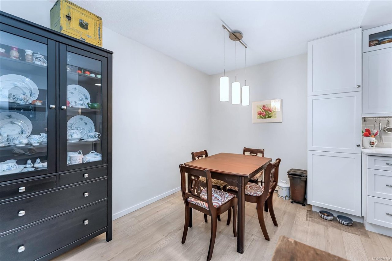 212-2520 Wark St