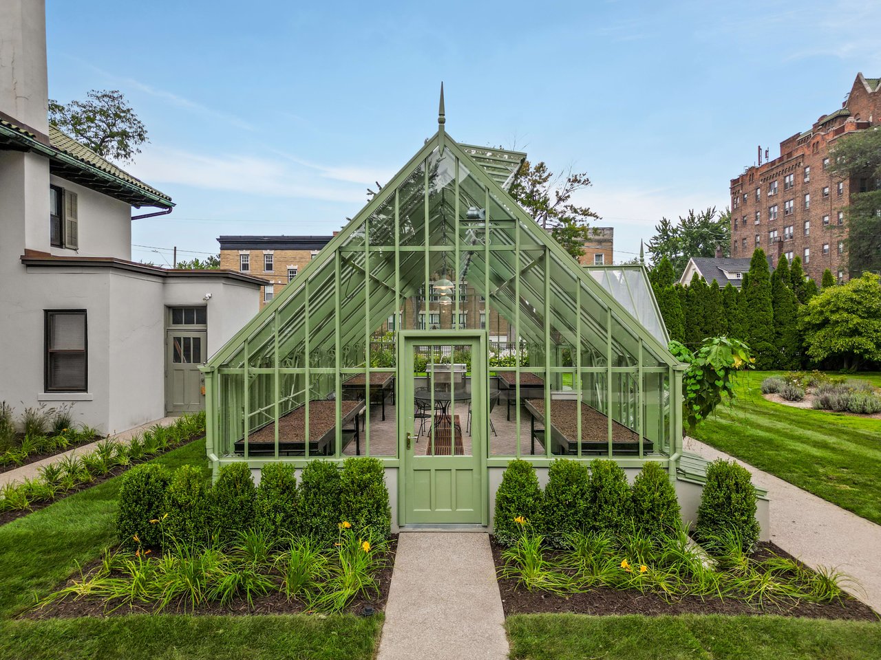 6 bright homes with greenhouses