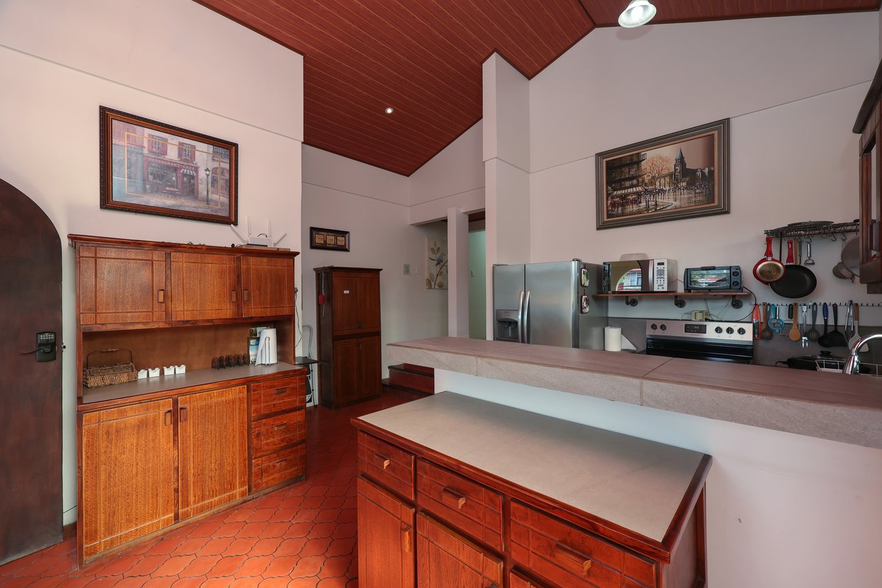 Turnkey Income Guesthouse, Curridabat, San Jose