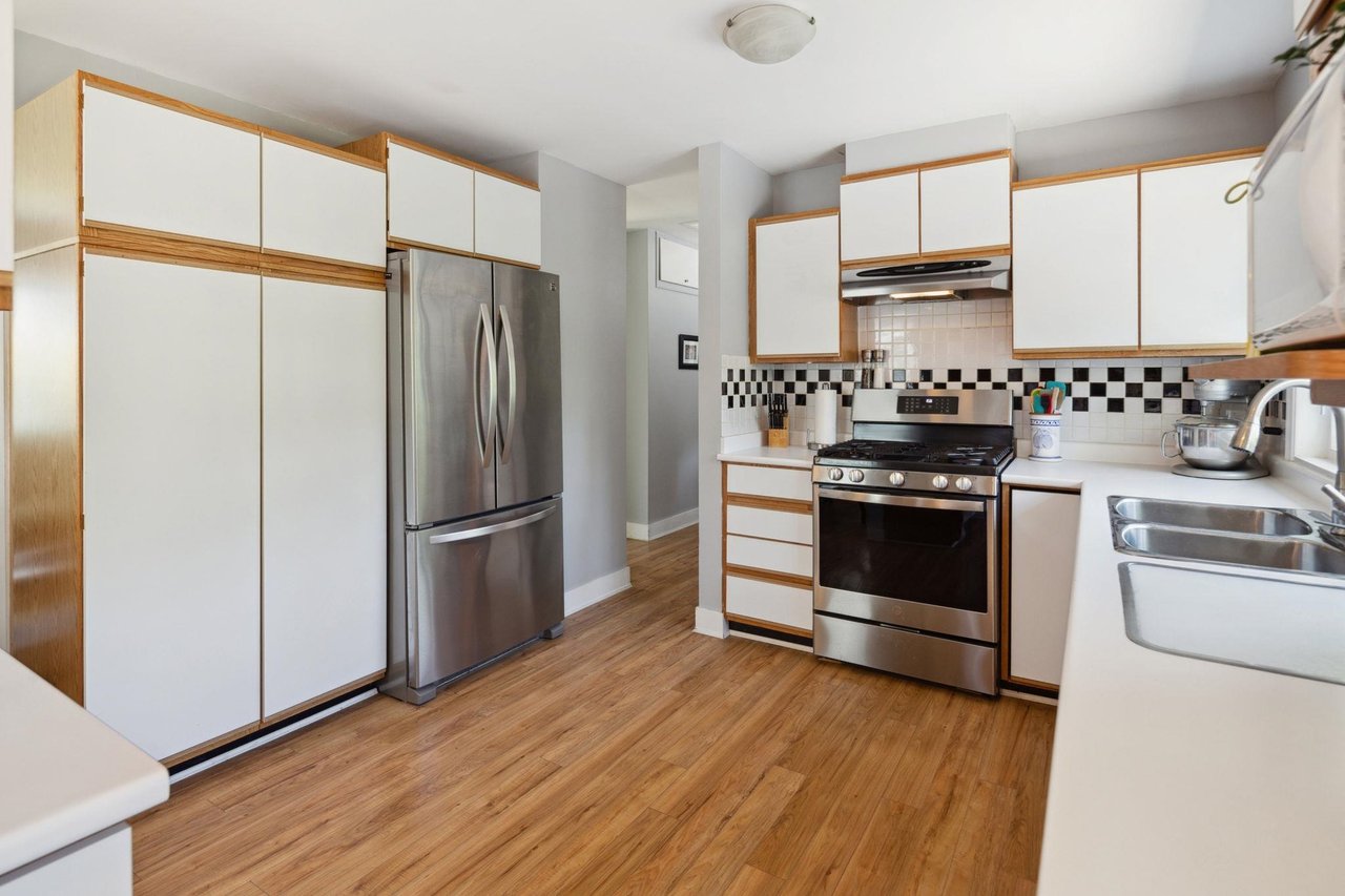 1384 Fernwood Cres