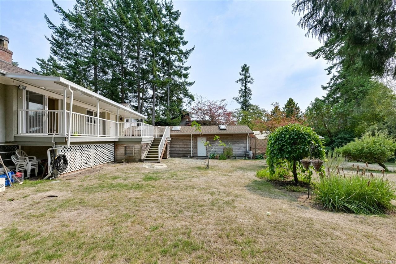 2587 MacDonald Dr