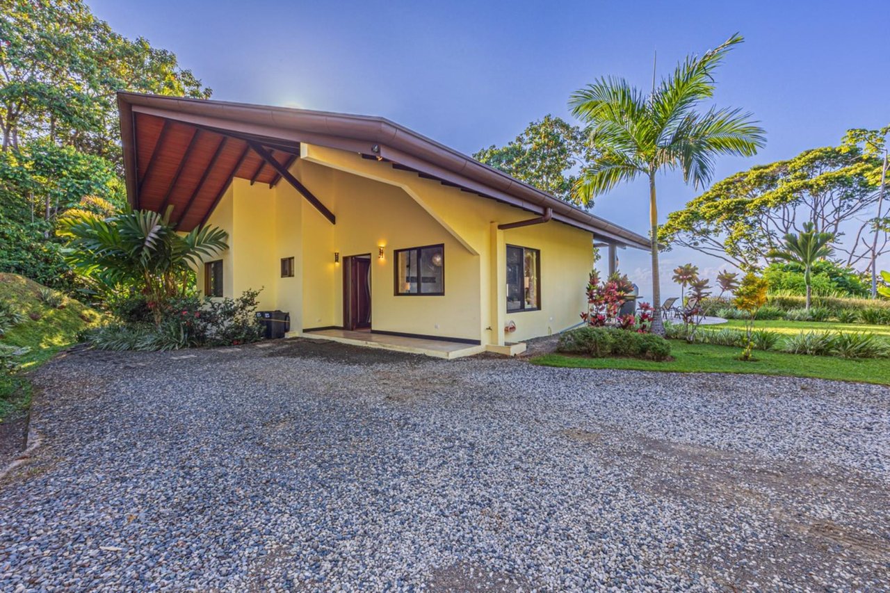 Whale Tail View Home, Dominical, Puntarenas