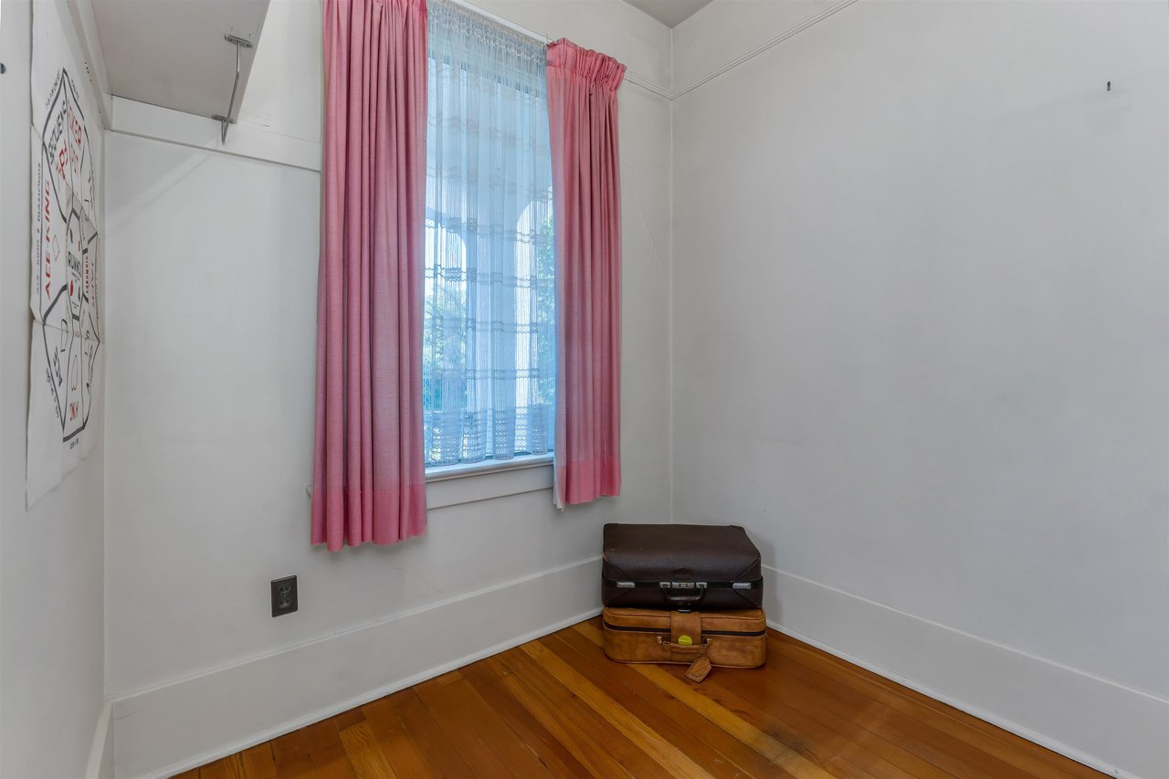 2143 William St