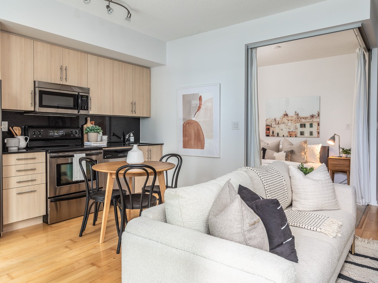 SOUTH SUITE IN MAPLE LEAF SQUARE
