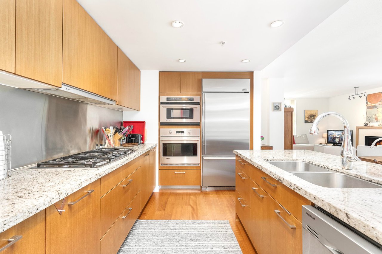 210-5989 Iona Dr