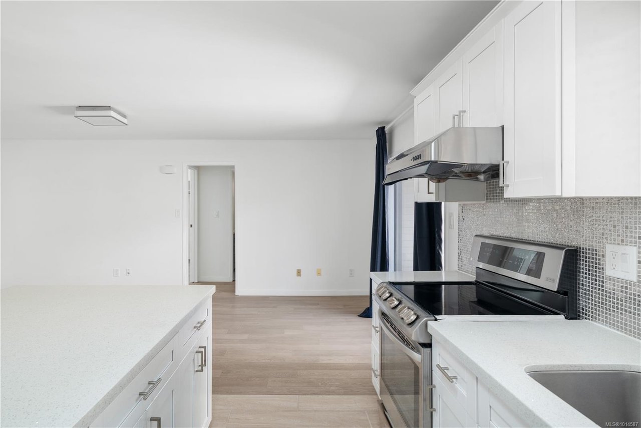 4101 Scoones Pl, Saanich
