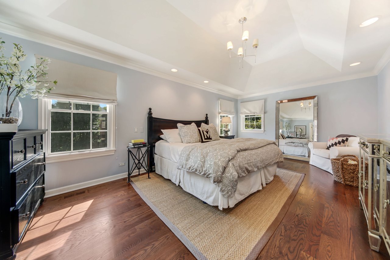 Accented with an array of modern finishes and features a sophisticated urban vibe.