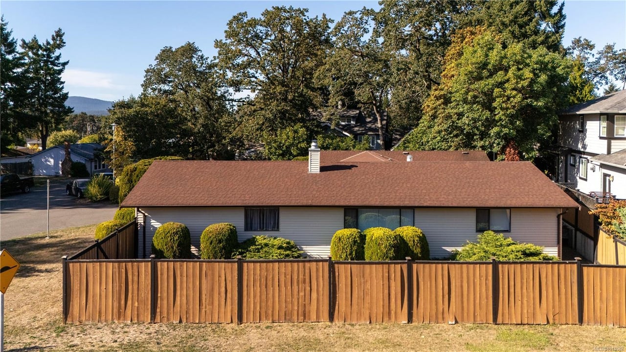 4101 Scoones Pl, Saanich