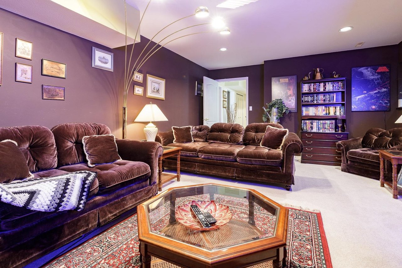 2927 Pinetree Close