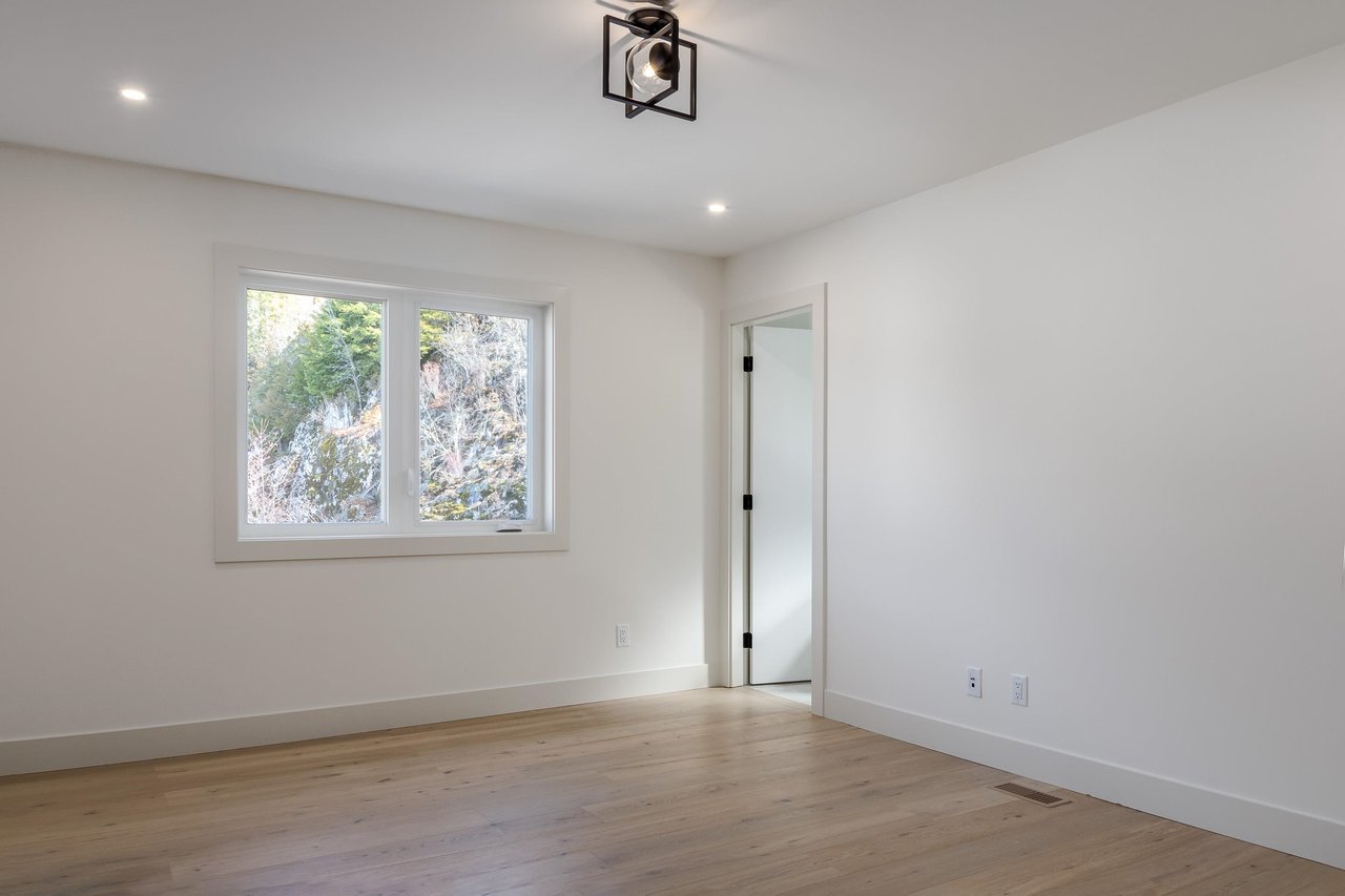 16-3385 Mamquam Rd