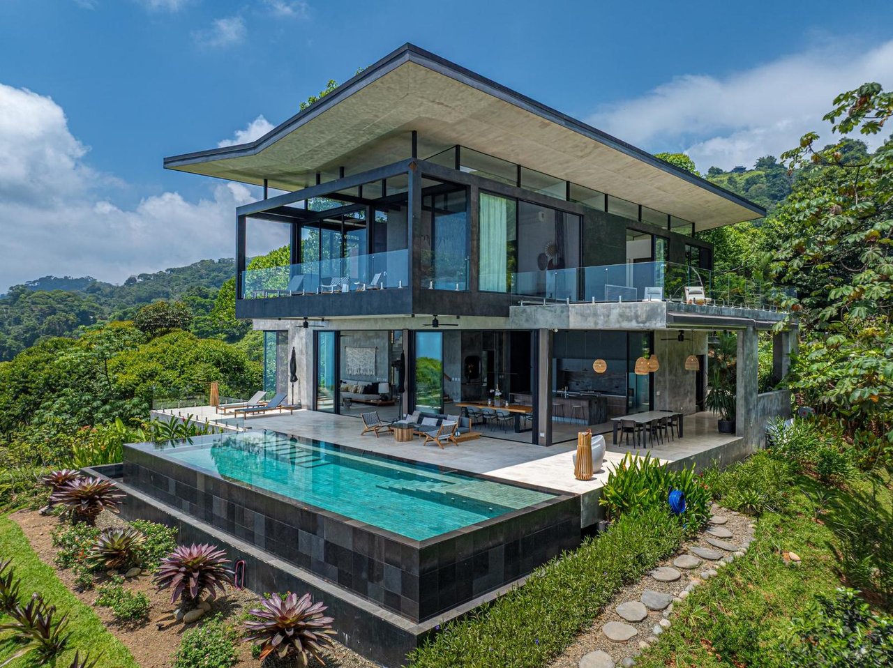Architectural Whale Tail Villa, Dominical, Puntarenas
