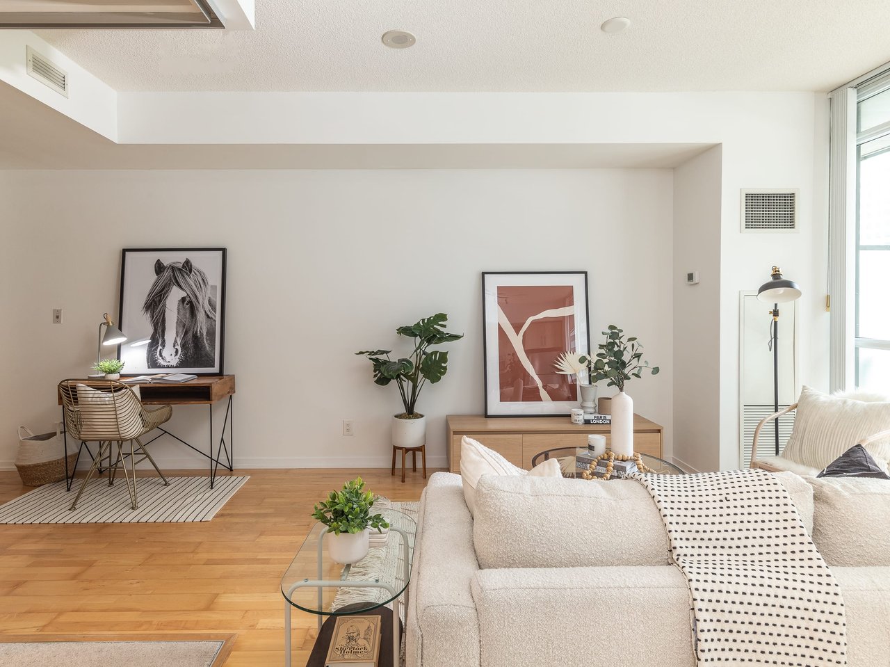SOUTH SUITE IN MAPLE LEAF SQUARE