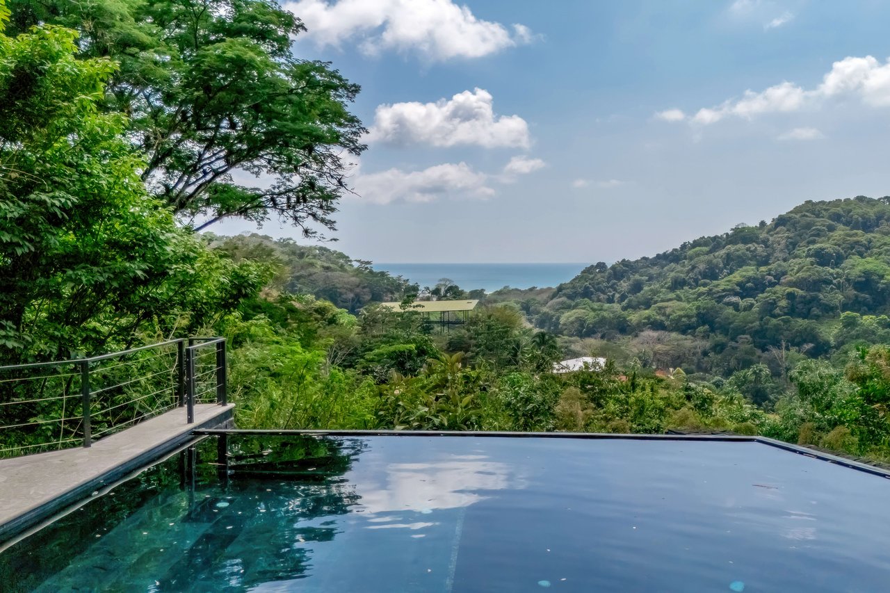 Villa Flor de La Vida, a Luxury 4 Bedroom Ocean View Home in Dominical!