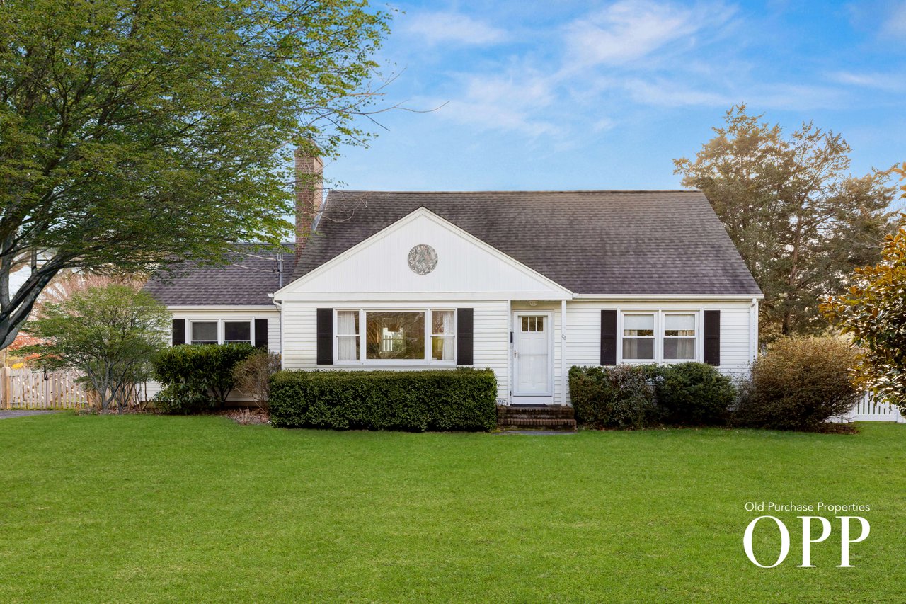 CHARMING COTTAGE WITH TRANQUIL BACKYARD