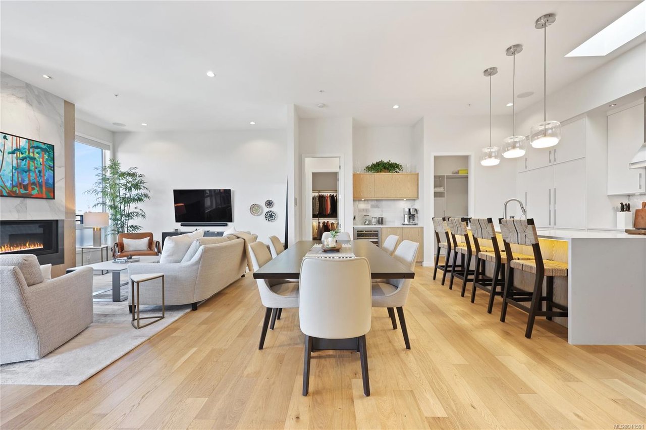 403-1018 Pentrelew Pl