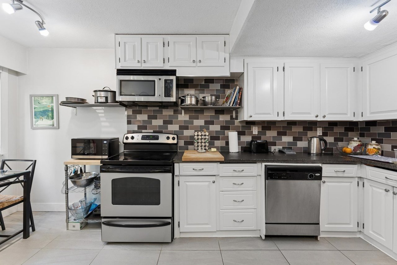 2060 Deep Cove Cres