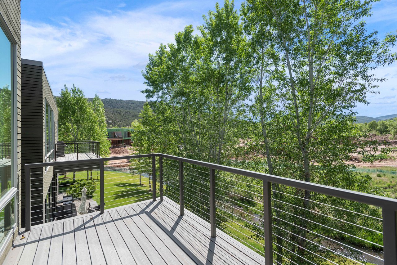 Stunning Top floor Park Modern Condo in Basalt 