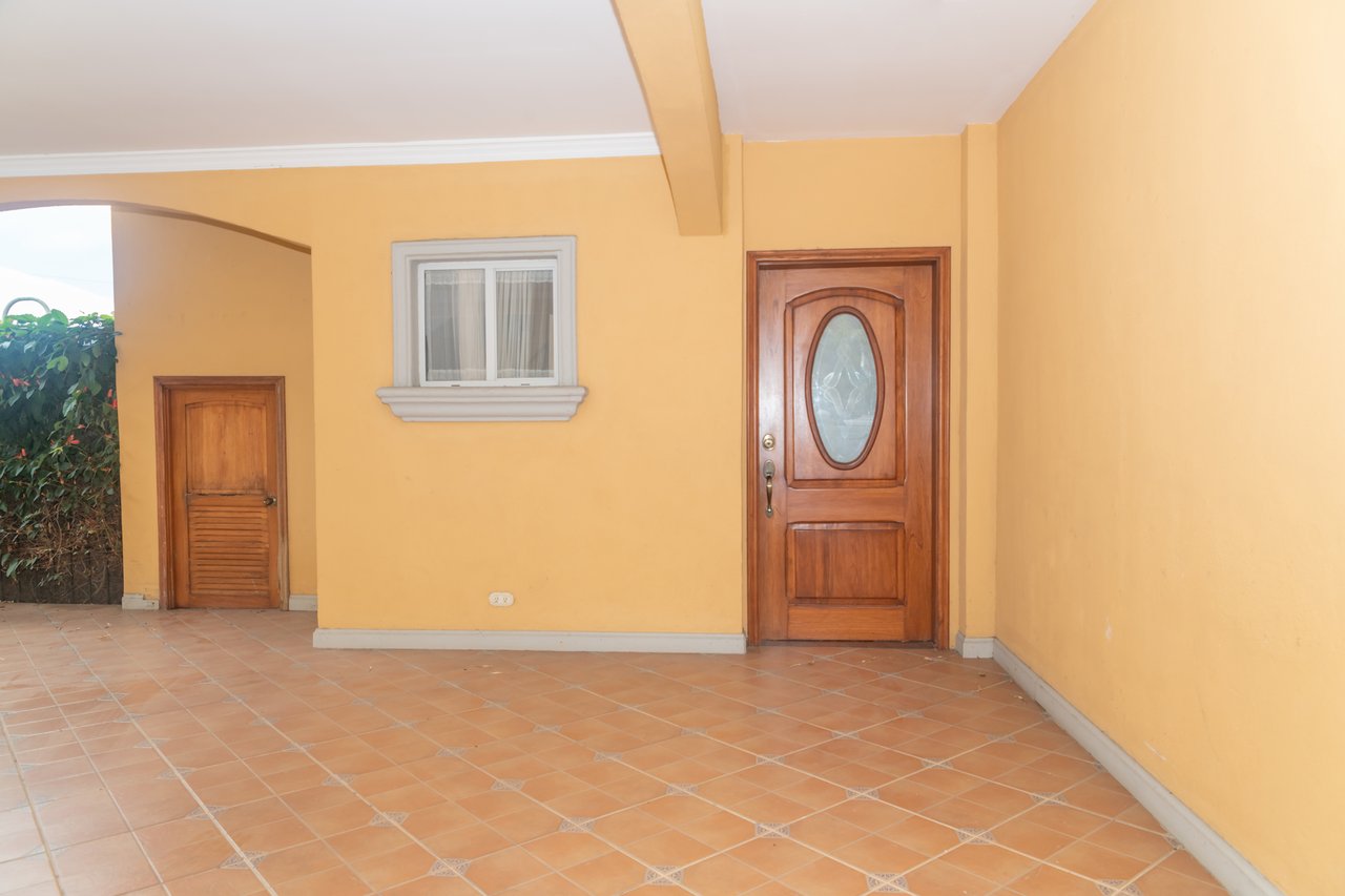 Colonial Gated Community Villa, Curridabat, San Jose