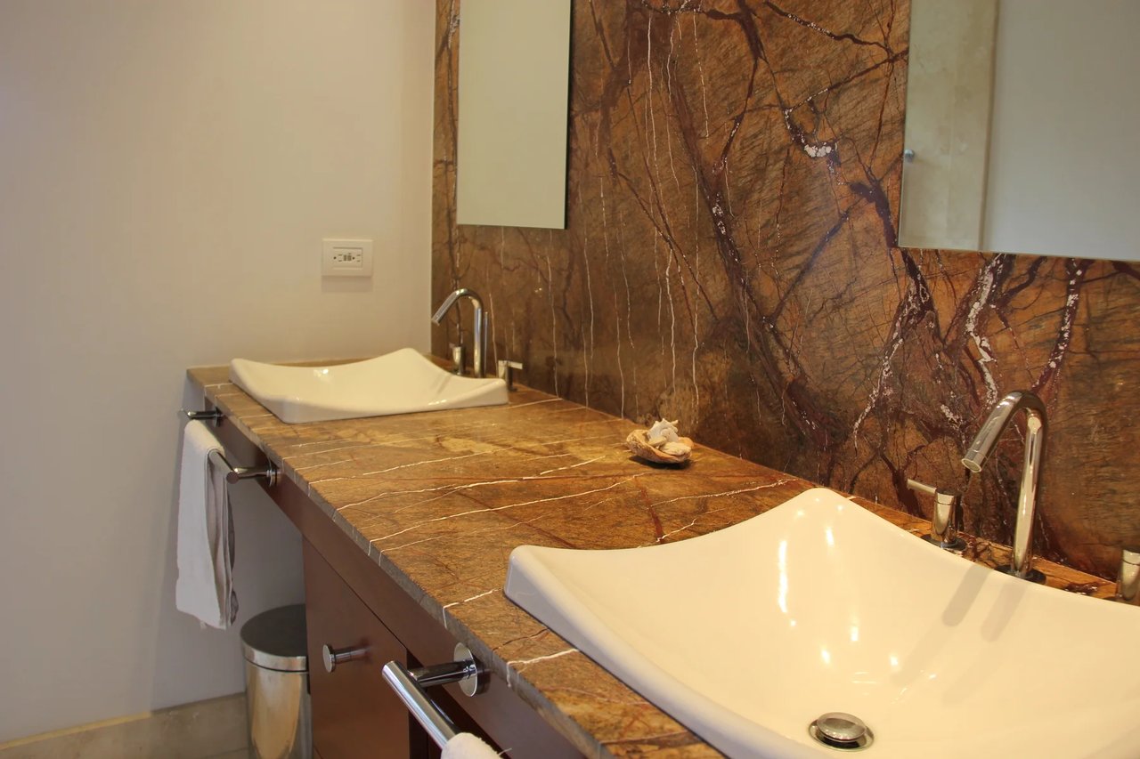 Lakefront Smart Home with Pool, Santa Ana, San Jose