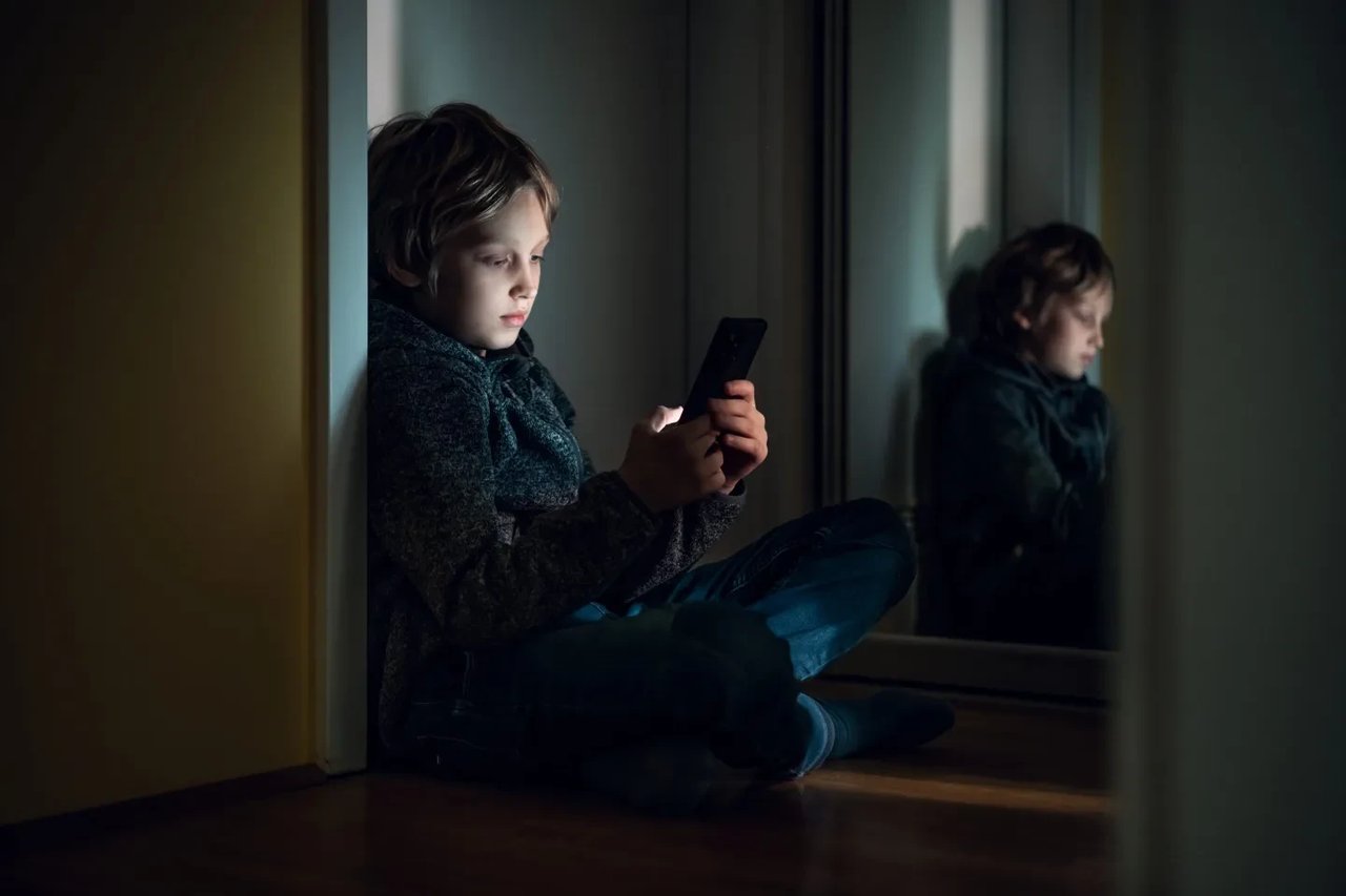 4 Smartphone Rules Parents Should Follow, According To A Social Psychologist Who Has Studied The Gen Z Mental Health Crisis