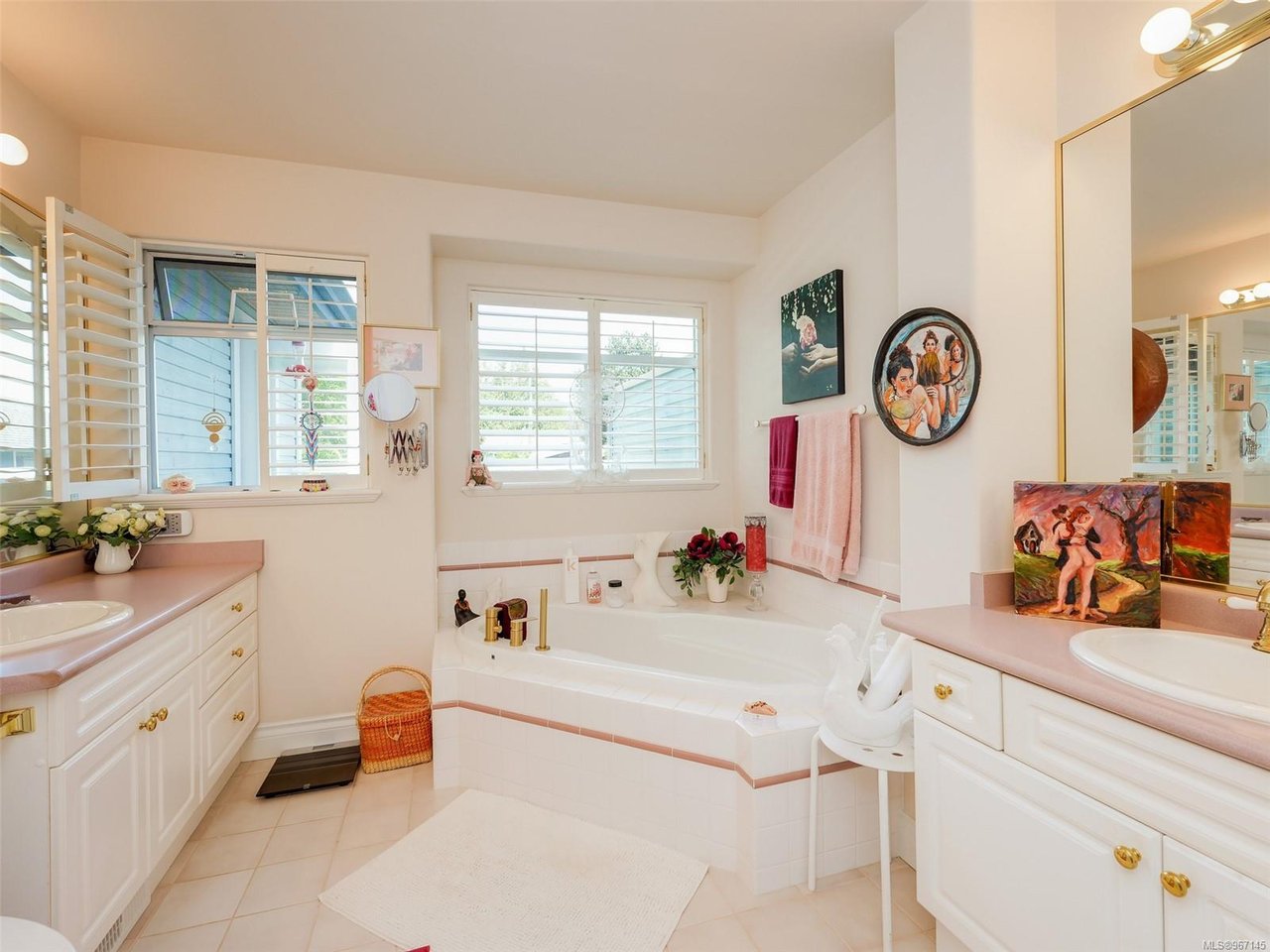 24-5187 Cordova Bay Rd