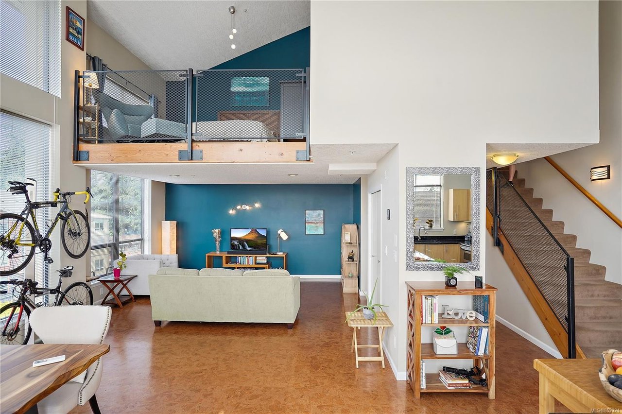 403-829 Goldstream Ave