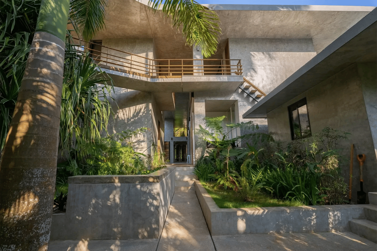 Beachfront Luxury Retreat: Contemporary Villa With Stunning Views and Unrivaled Amenities