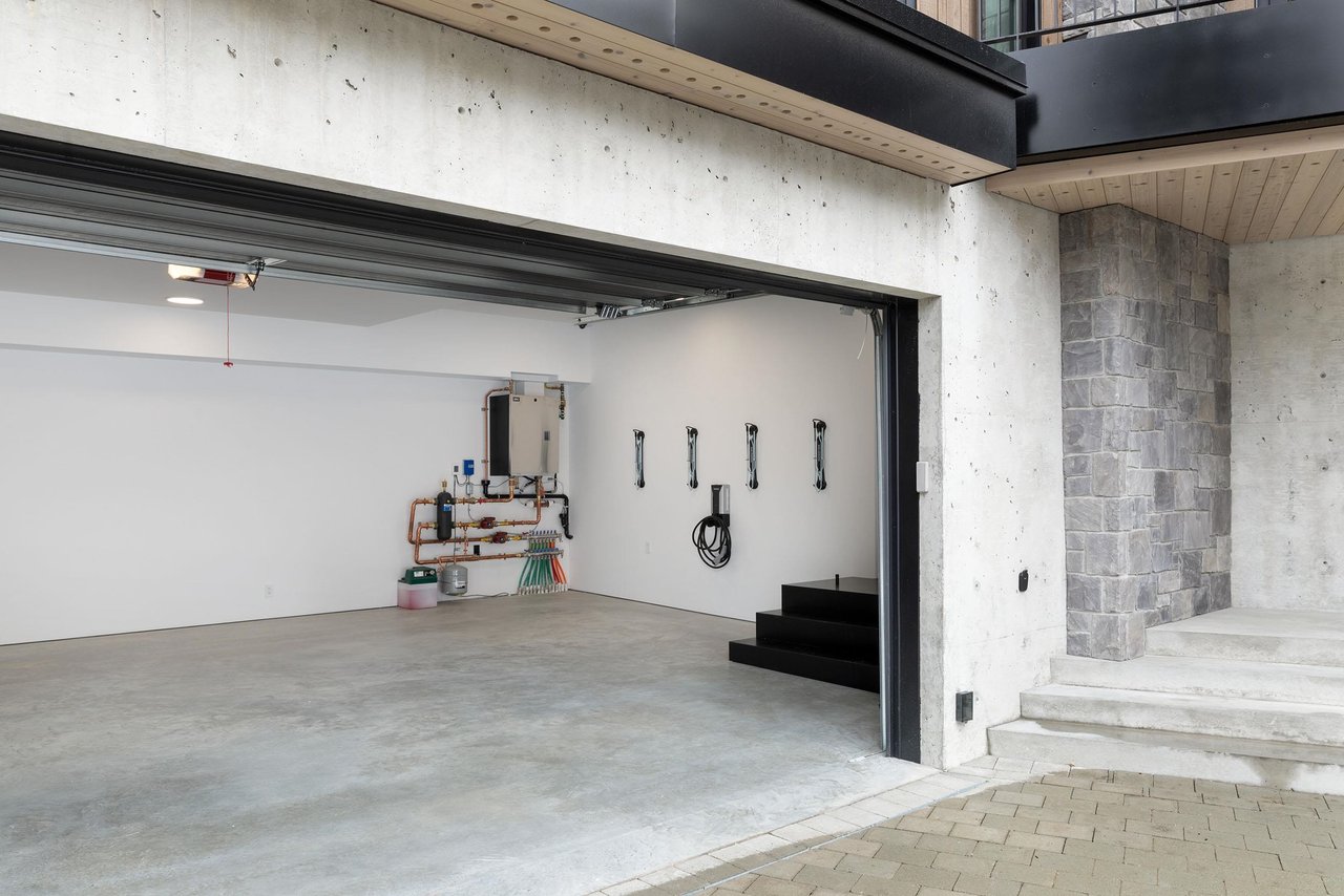 3565 Falcon Cres