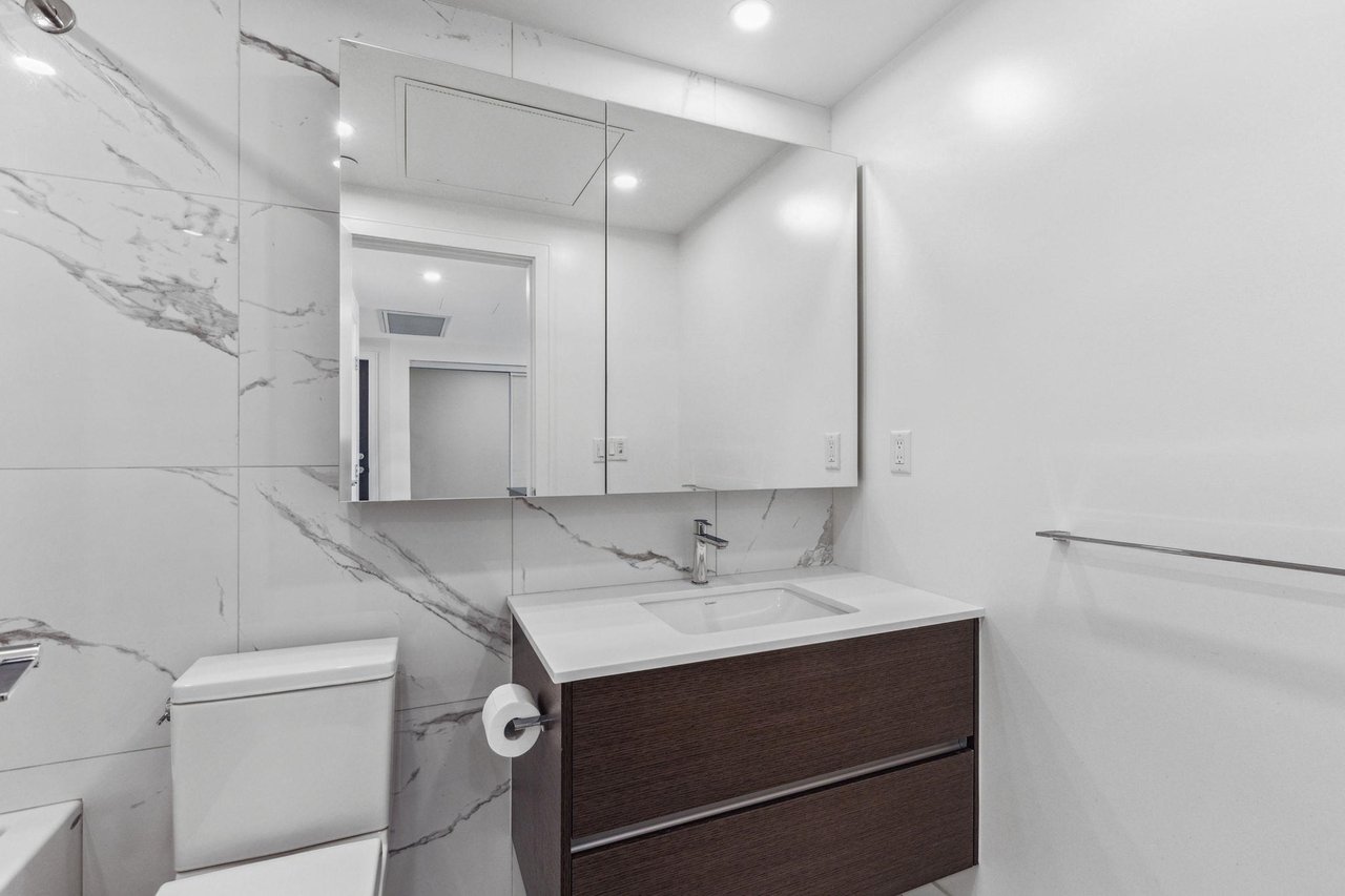 2105-200 Klahanie Ct