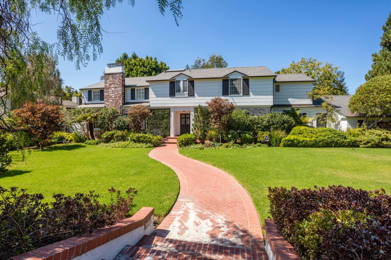 Beguiling Colonial In Brentwood Park