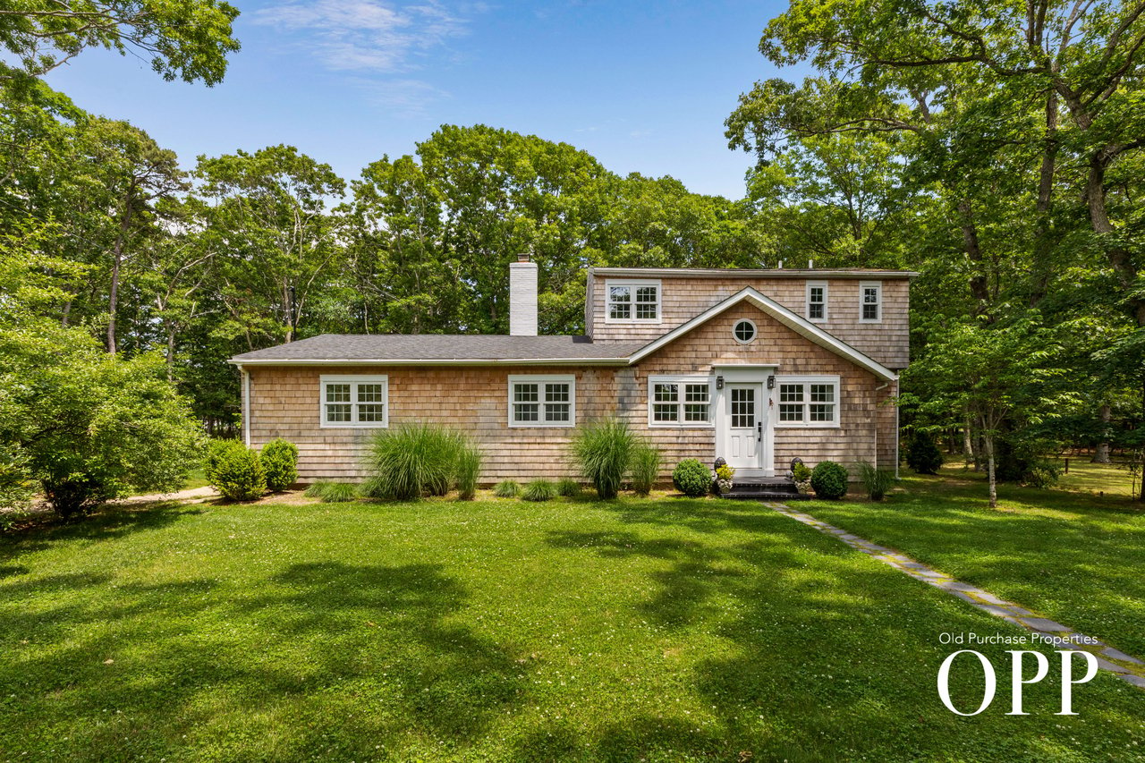 MOVE-IN READY COLONIAL ON 0.75-ACRE PROPERTY 