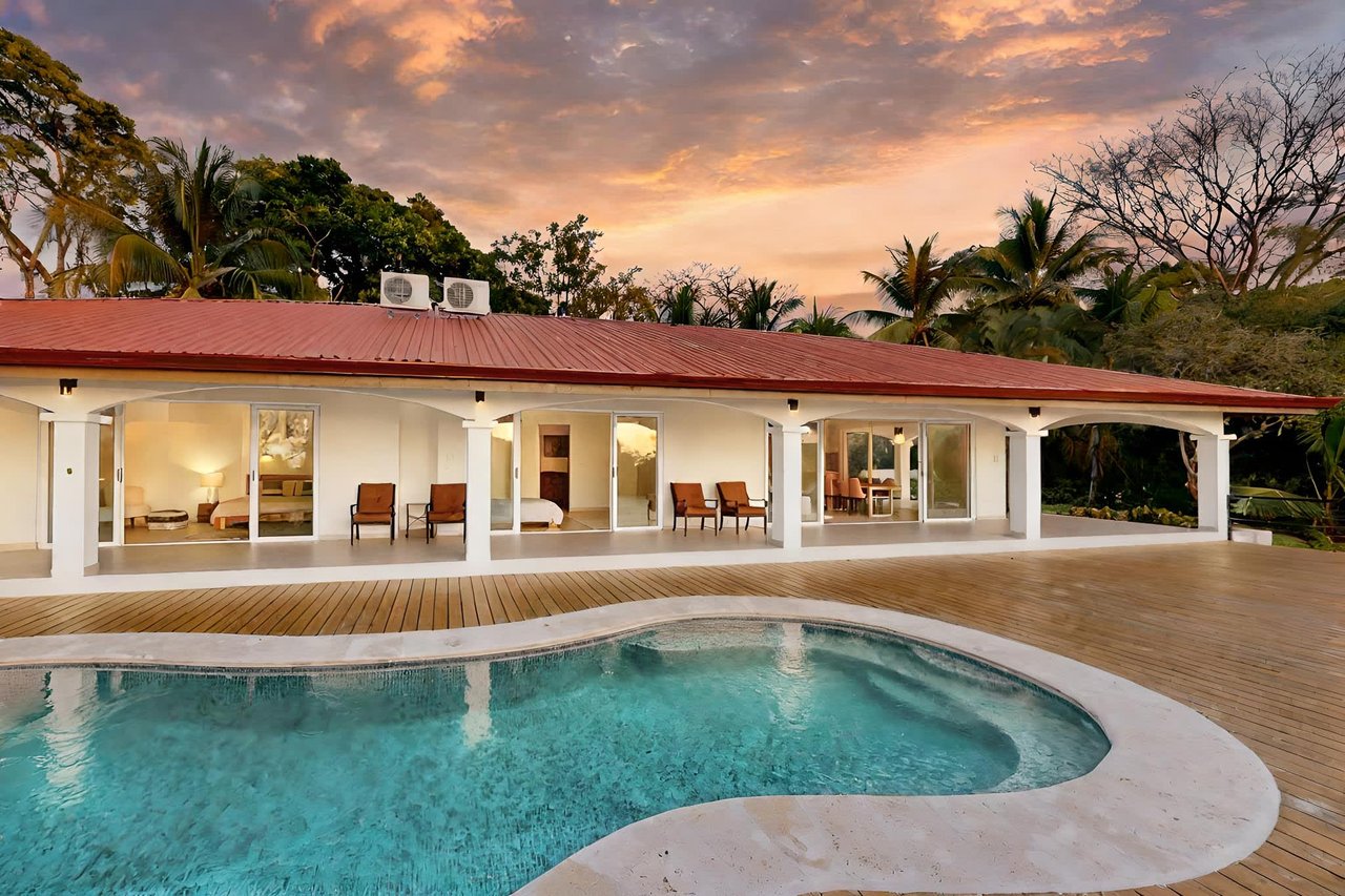Luxurious Ocean-view Villa:  Your Paradise in Uvita