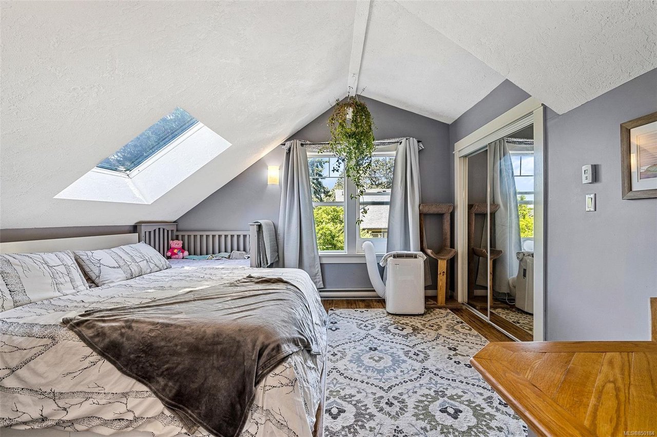 2-933 Empress Ave