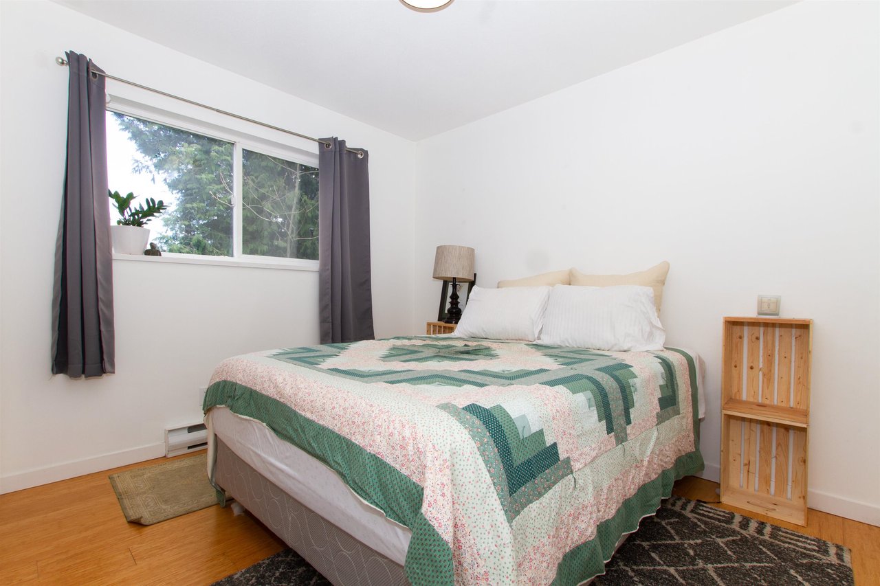 1016 Edgewater Cres