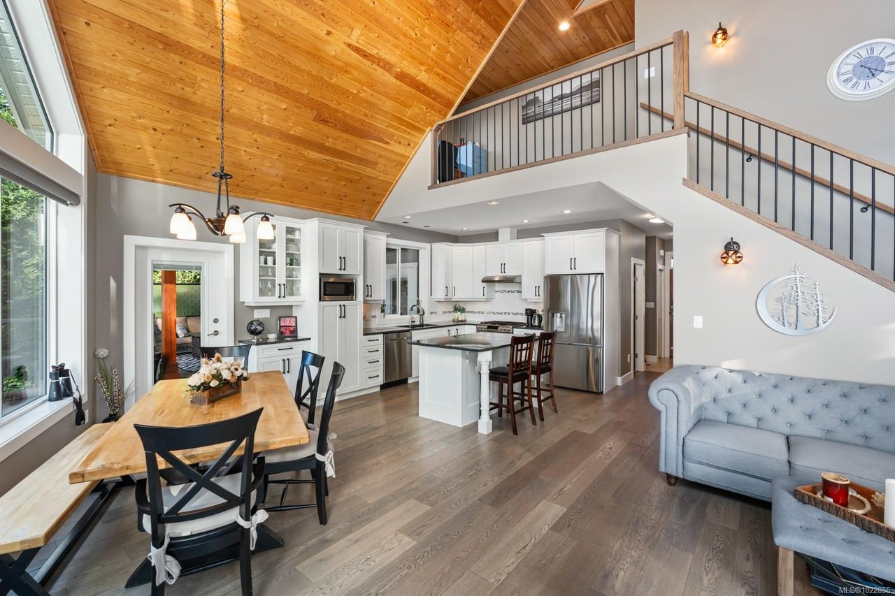7364 Lakefront Dr, Lake Cowichan