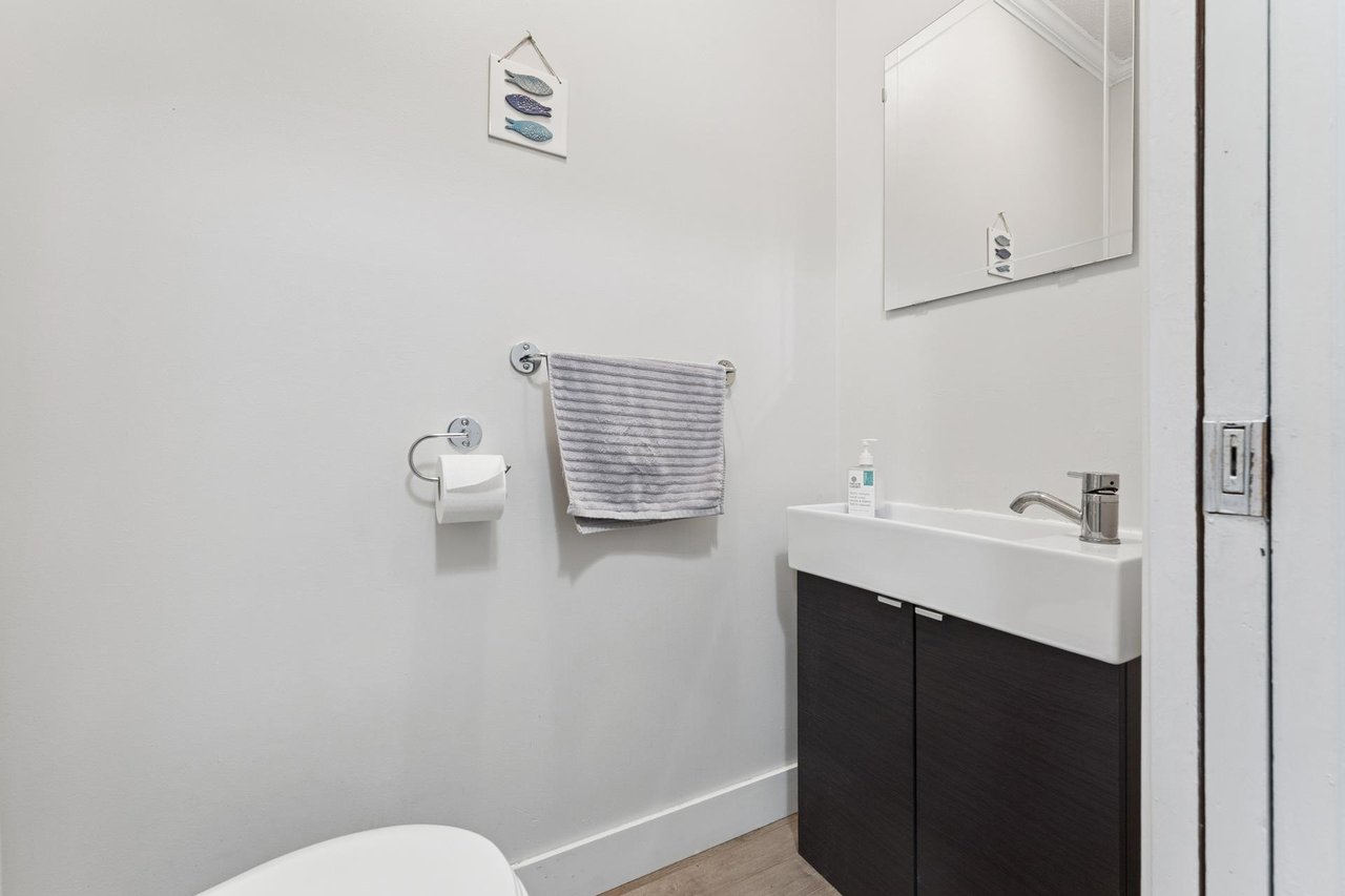 2060 Deep Cove Cres