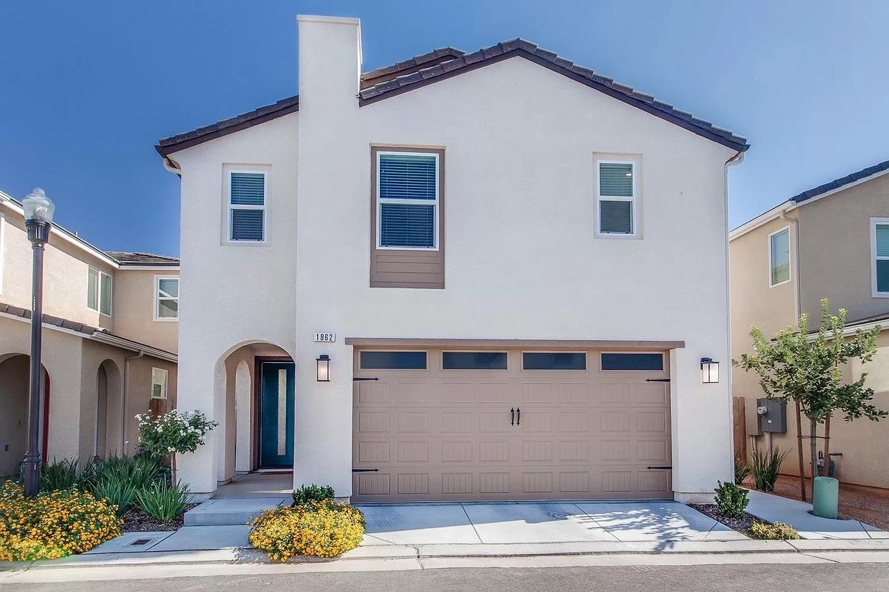 1962 Minarets Ln