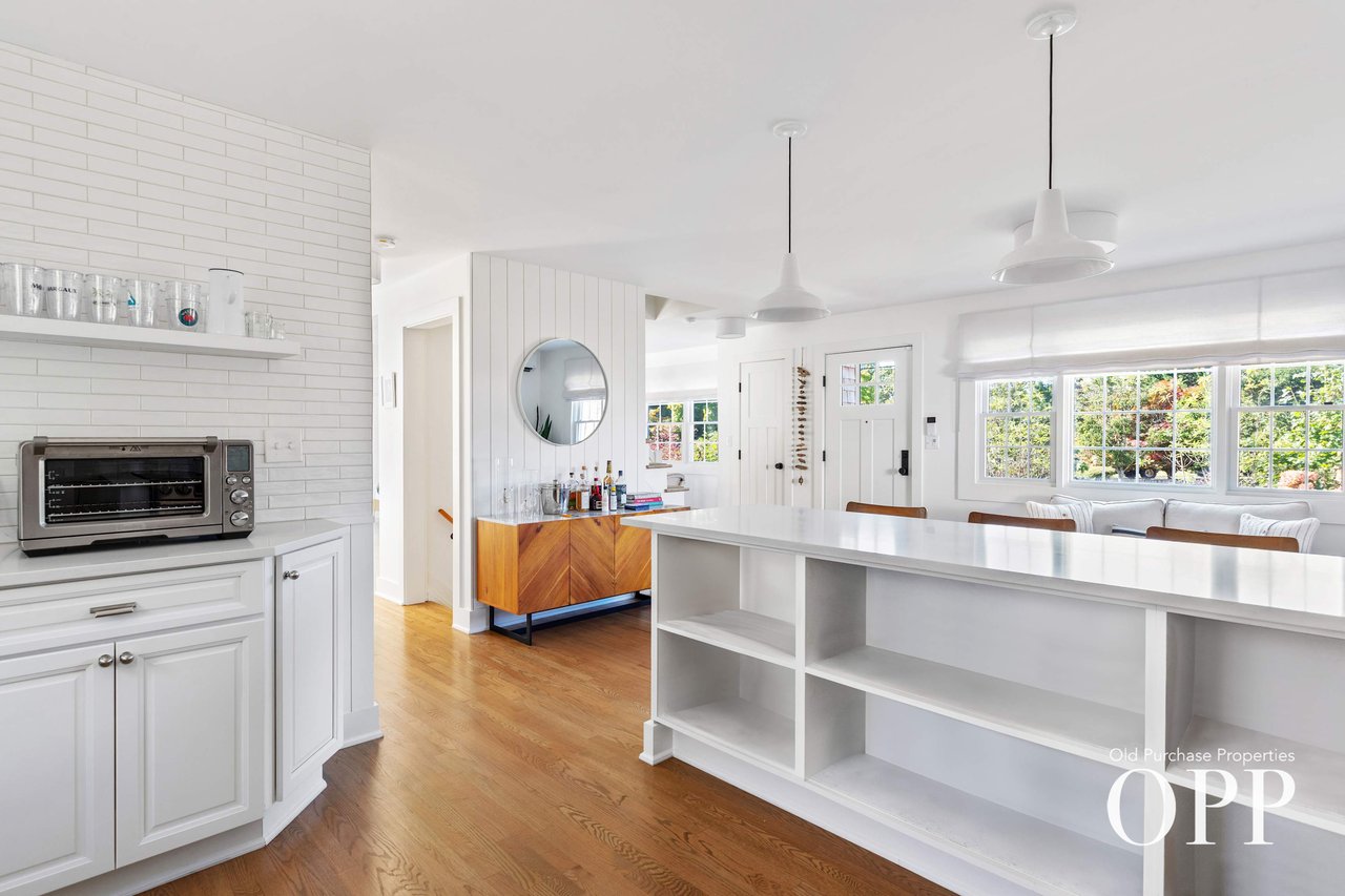  Stylish Cape Cod Retreat in Bellport Village