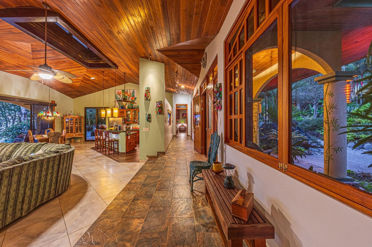 Modern Rainforest Villa Guest House, Dominical, Puntarenas