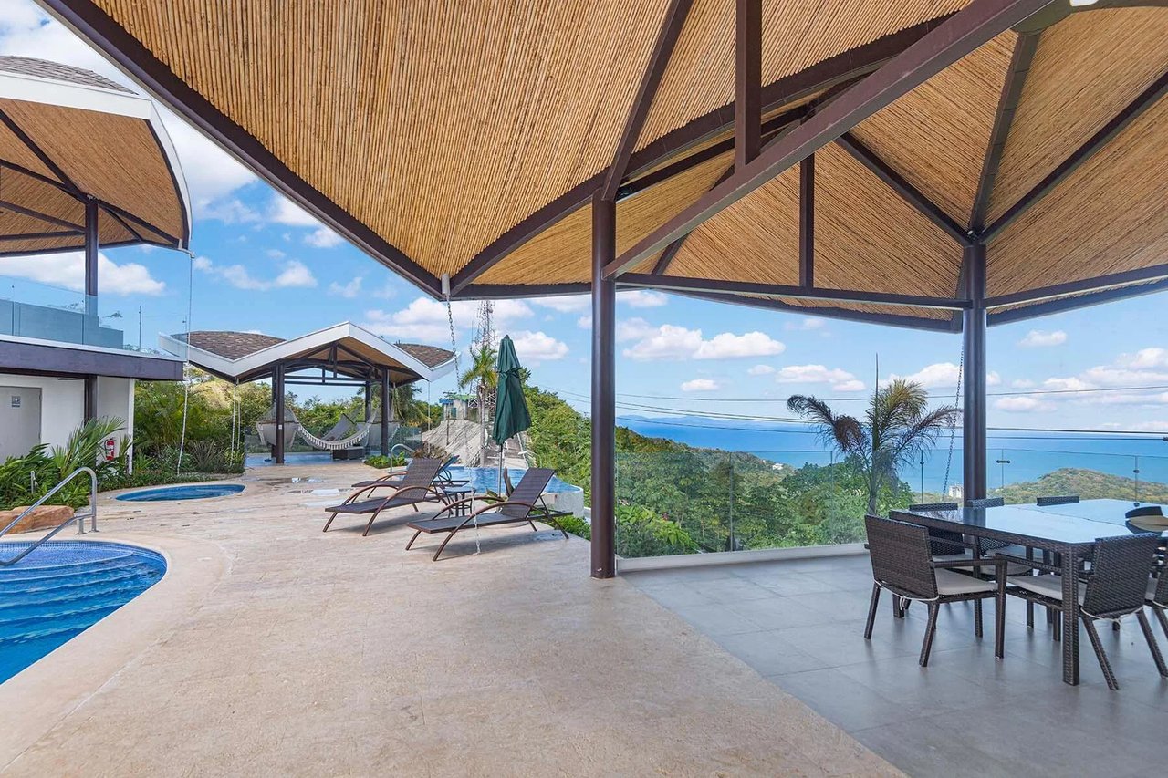 Luxury Oceanview Corner Penthouse, Jaco, Puntarenas