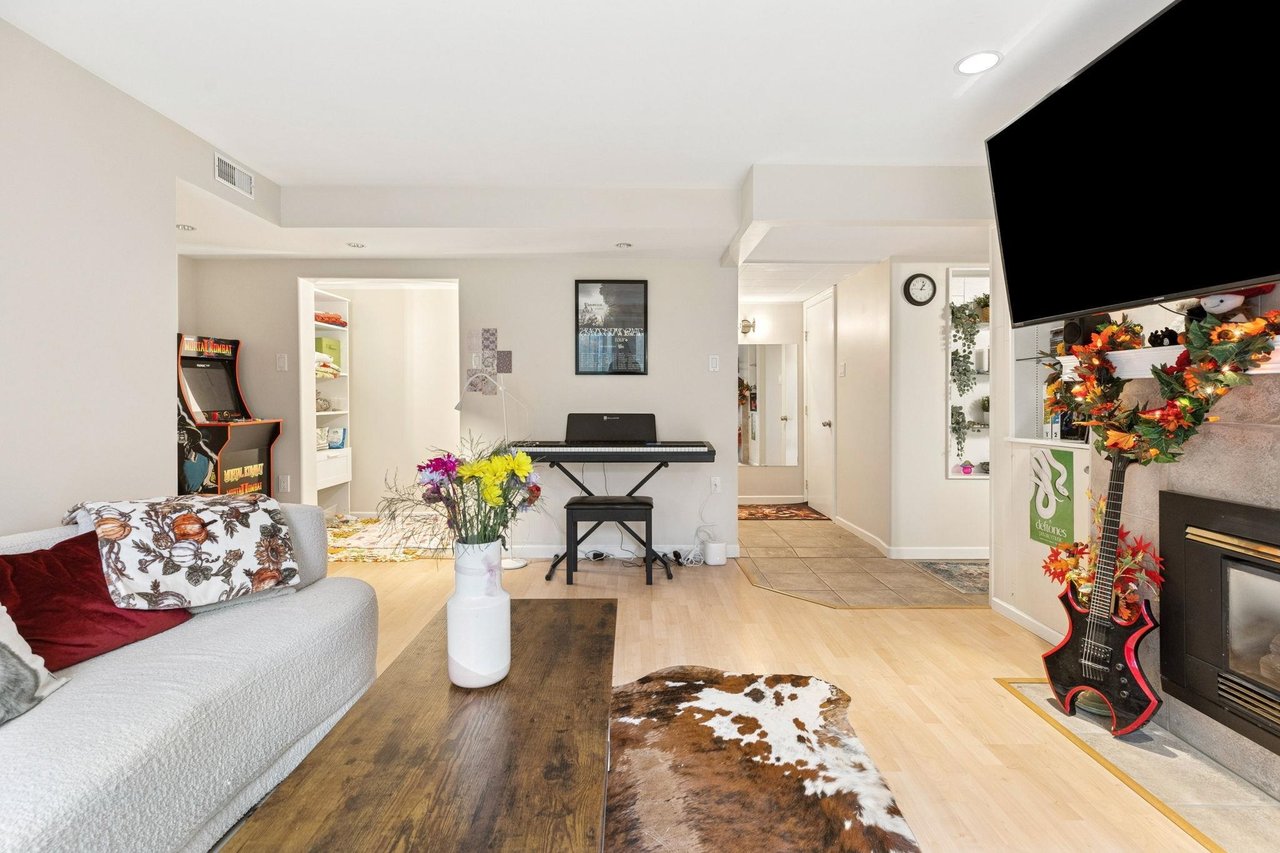 1501 Marine Cres