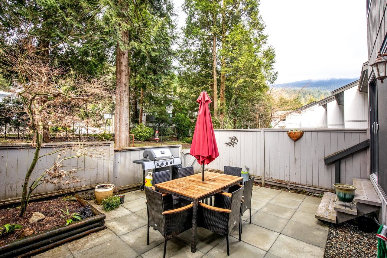 2060 Deep Cove Cres