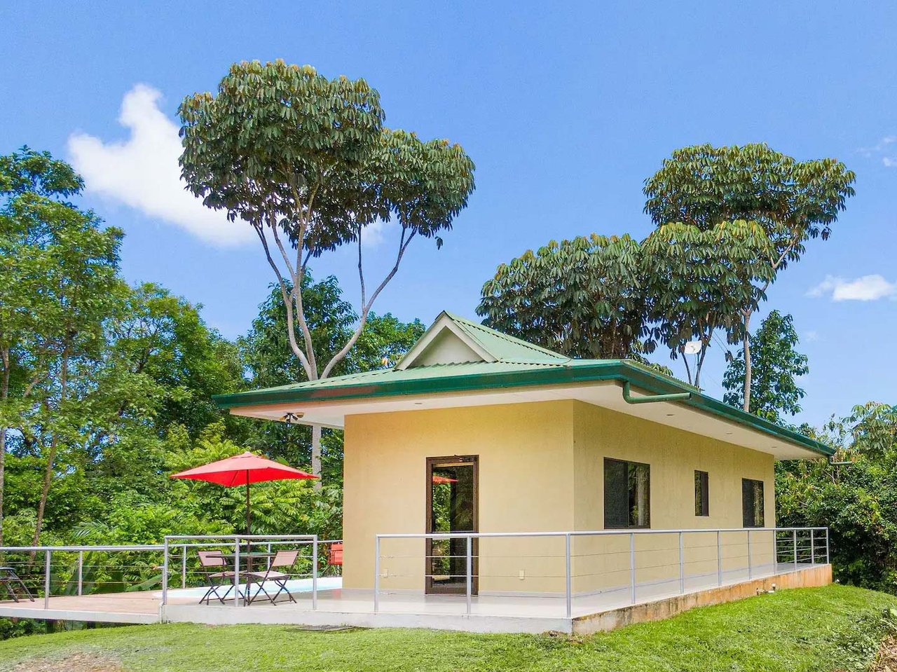  Affordable & Charming 1 bedroom Villa with Pool in gated community, immersed in the rainforest close to Quepos  