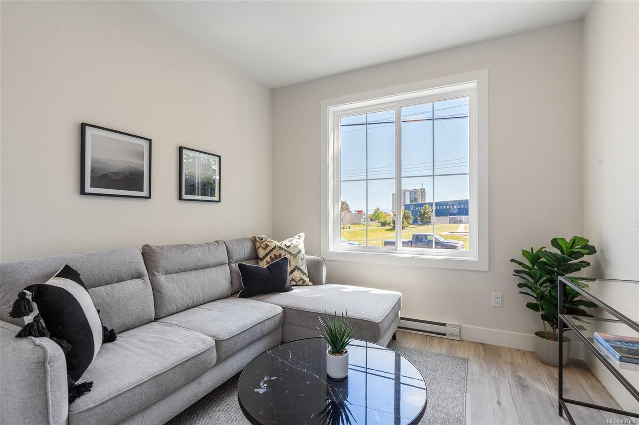 2-910 Old Esquimalt Rd