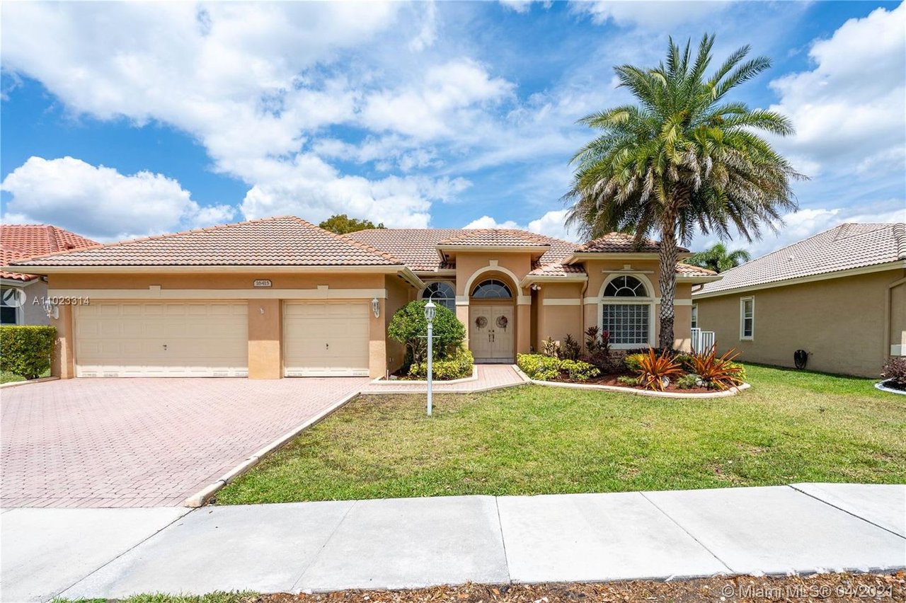 16415 N Mariposa Cir N