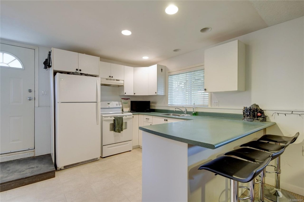 585 Baxter Ave